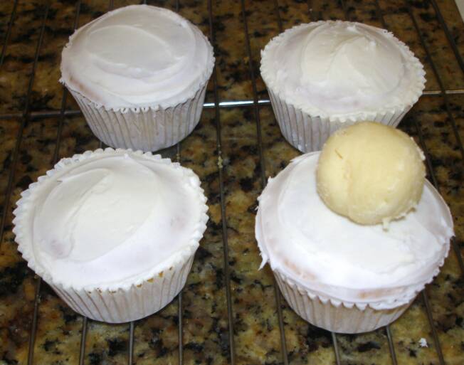 How to Make Melting Snowman Cupcakes lizbushong.com