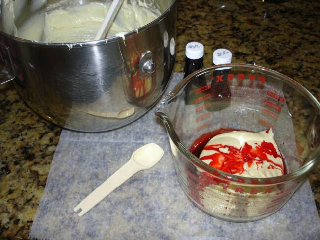 How to Make Peppermint Bundt Candy Cane Cake lizbushong.com