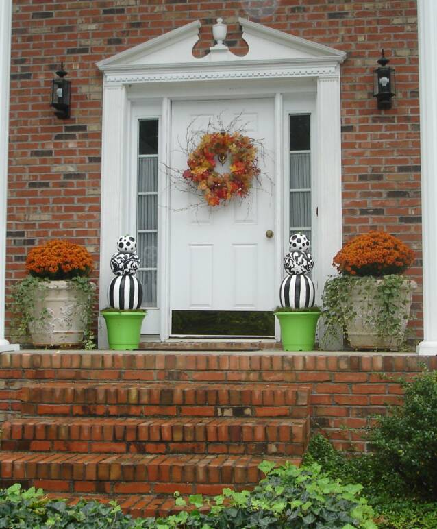 front_door_with_topiary_s_full_view