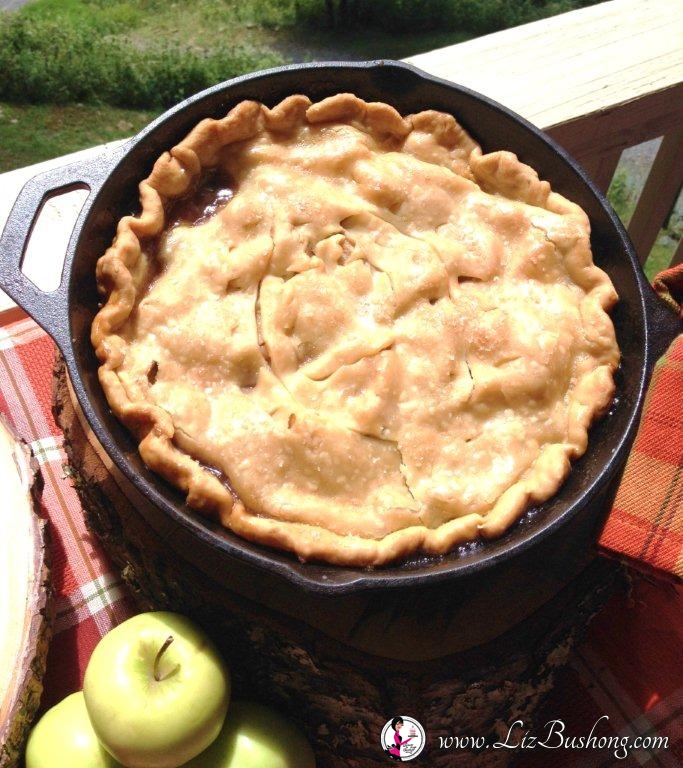 How to Make Skillet Caramel Apple Pie lizbushong.com 