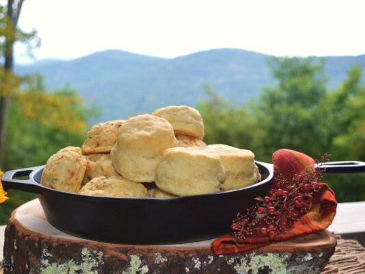 How to Make Buttermilk Biscuits Skillet Style lizbushong.com