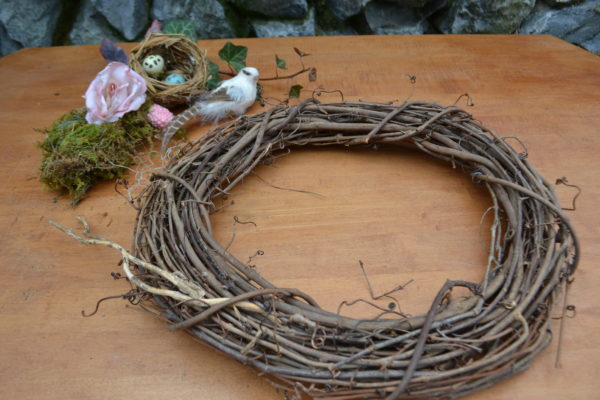 Spring Wreath Centerpiece- Step 1-lizbushong.com