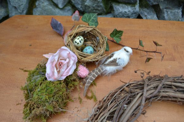 Spring Wreath Centerpiece- Step 2- lizbushong.com