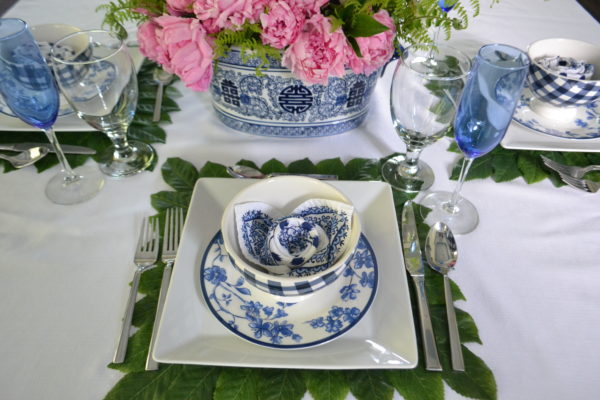 Oriental Blue and white tablesetting- 5 Spring table setting ideas lizbushong.com