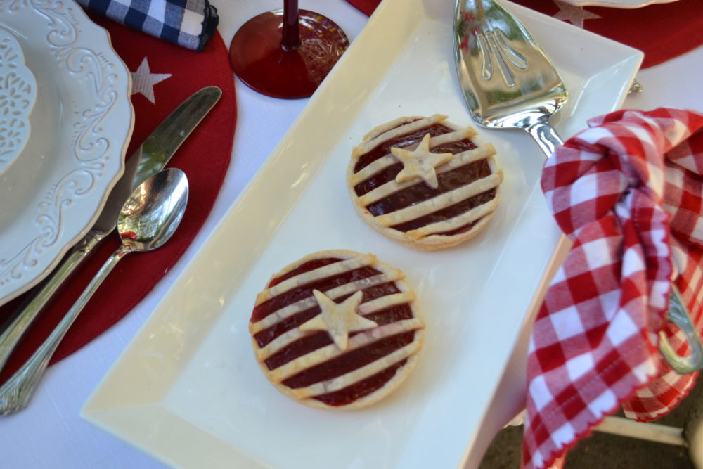 How to Set Red white and blue stars and stripes tablesetting lizbushong.com