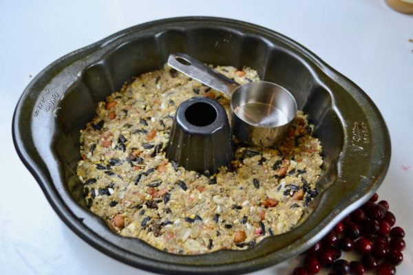 Packing bird seed in bundt pan for wreath lizbushong.com