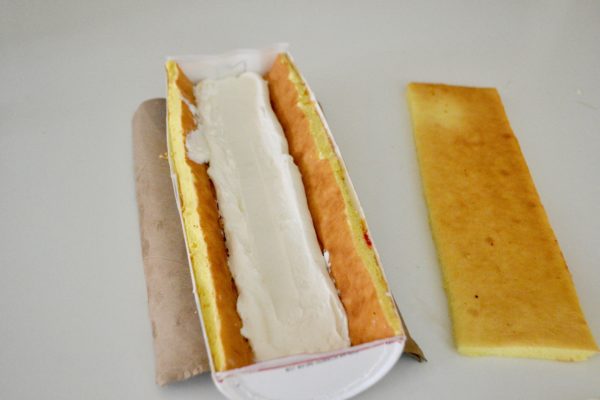 Filling Patriotic Cake Mold with cake and center filling lizbushong.com