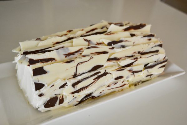 https://lizbushong.com/wp-content/uploads/2020/12/Chocolate-Yule-log-frosted-with-birch-bark-strips-lizbushong.com_-600x400.jpg