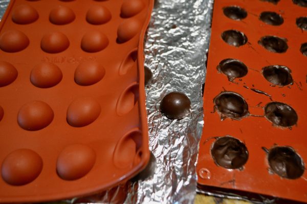 https://lizbushong.com/wp-content/uploads/2020/12/Making-mini-chocolate-bombs-lizbushong.com_-600x400.jpg