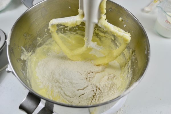 How to Make Tiramisu Cupcake Batter lizbushong.com