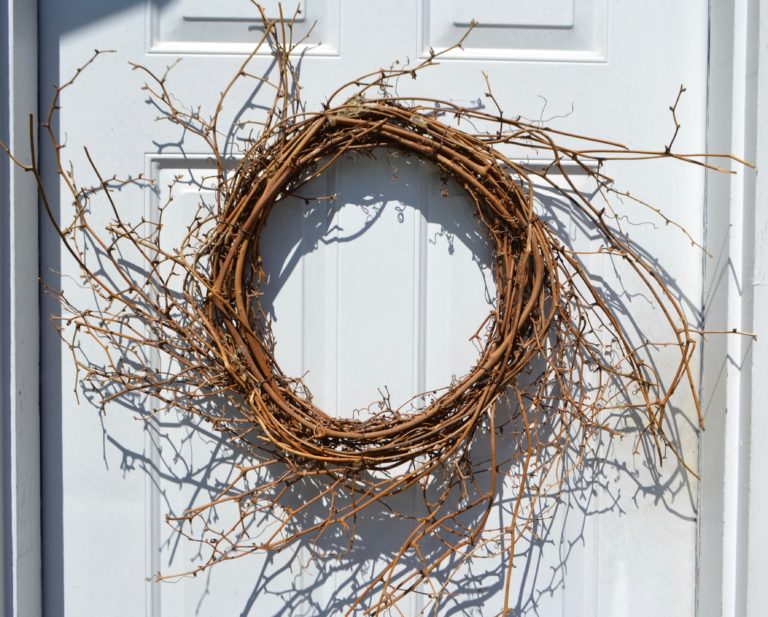 How to Use One Wreath for Many Seasons lizbushong.com
