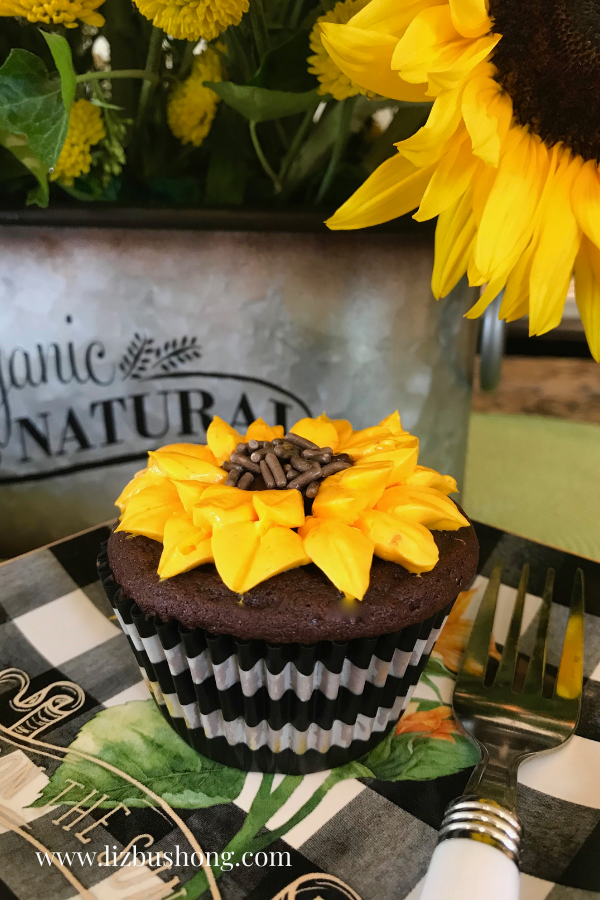 Dark Chocolate Sunflower Cupcakes Liz Bushong   Sunflower Buttercream Cupcakes Www.lizbushong.com  