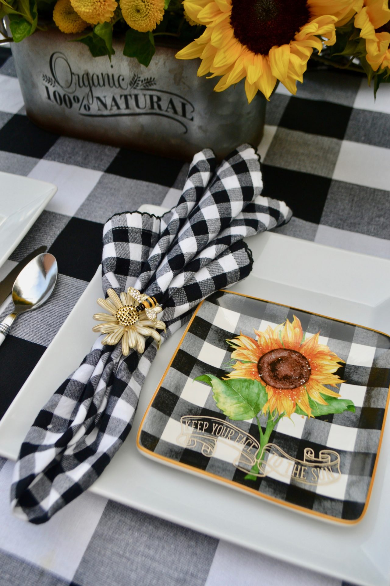 How to set Summer Tablescape with Black & White - Liz Bushong