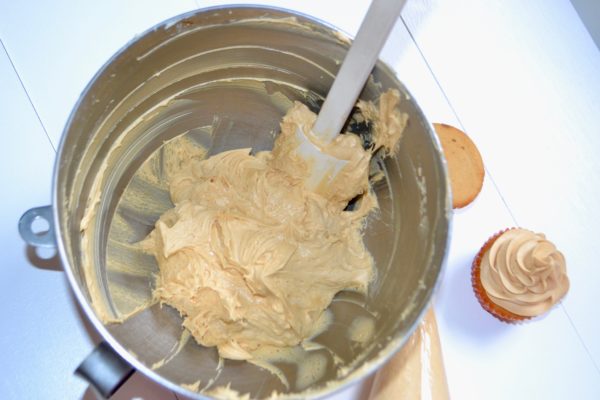 How to make salted caramel cupcakes frosting lizbushong.com