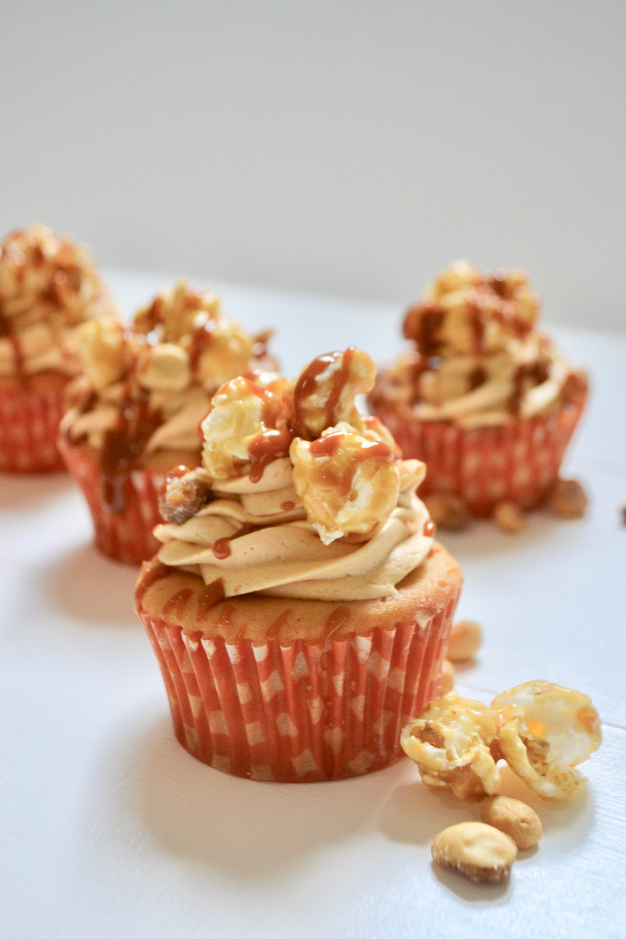 How to make salted caramel cupcakes frosting lizbushong.com