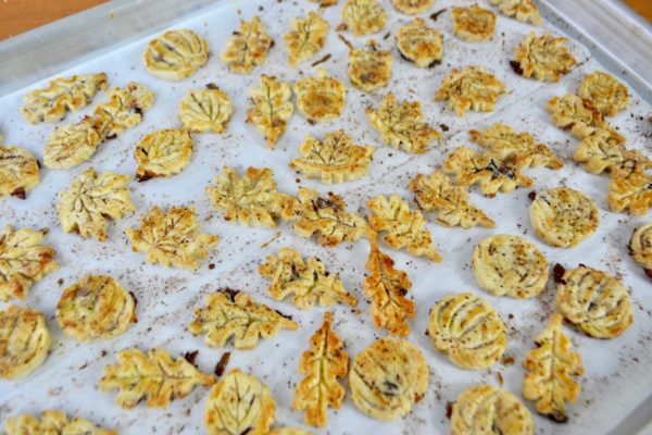 How to Make Leaf pie crust crackers lizbushong.com