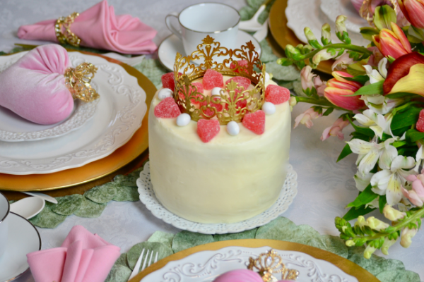 Cute Crown and Hearts cake lizbushong.com