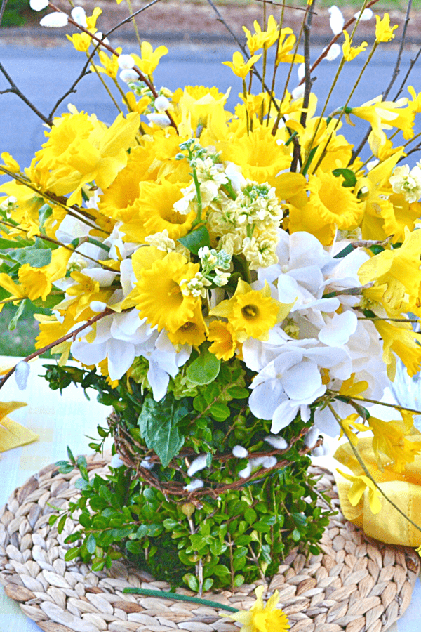 How to Make Daffodil Centerpiece lizbushong.com