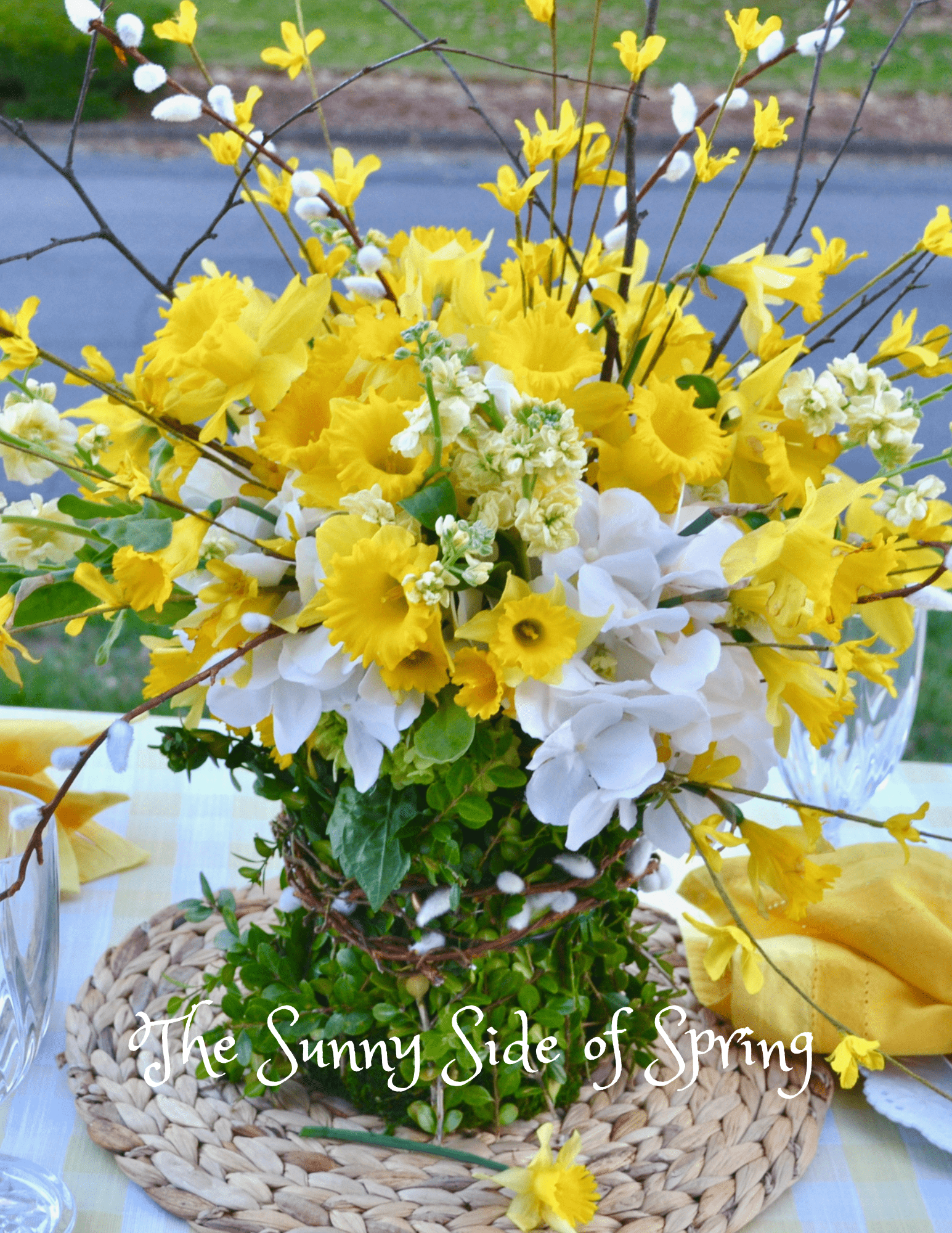 How to Make Spring daffodil centerpiece lizbushong.com