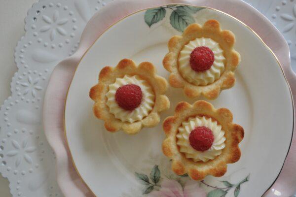 How to Make Mini Raspberry Tarts in flower shaped crust lizbushong.com