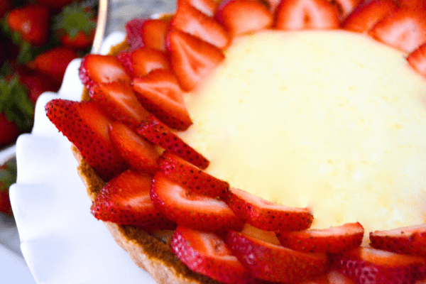 How to make Strawberry Cheesecake Tart with berries as garnish lizbushong.com