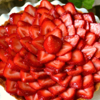 How to make Strawberry Cheesecake Tart with berries as garnish lizbushong.com