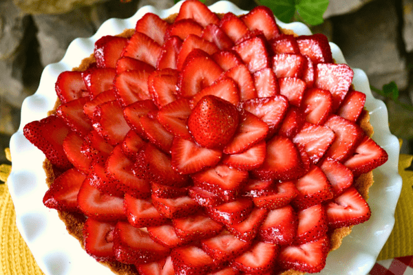 How to make Strawberry Cheesecake Tart with berries as garnish lizbushong.com