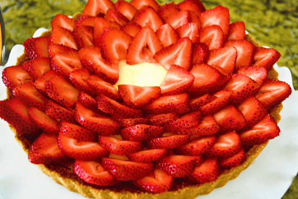 How to make Strawberry Cheesecake Tart with berries as garnish lizbushong.com