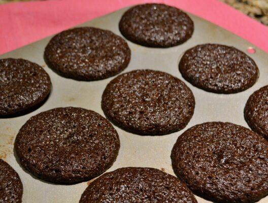 Baked chocolate cupcakes in muffin pan lizbushong.com