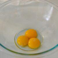 Egg Yolks in mixing bowl lizbushong.com