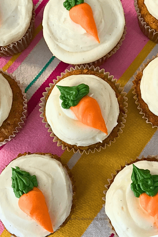 How to make carrot cake cupcakes with frosting mini carrot garnish lizbushong.com
