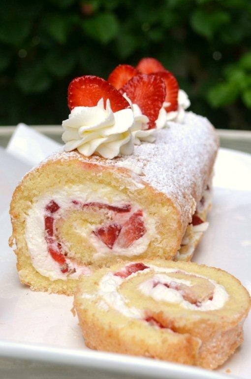 How to make a strawberry cake roll with sponge cake and whipped cream.