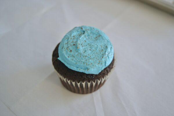 How to pipe blue buttercream for bird nest cupcakes lizbushong.com